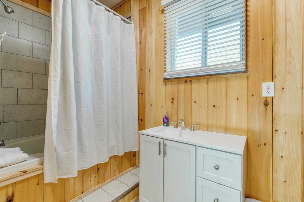 Creekside Haven by Avantstay Hot Tub, Fire Pit, Outdoor Dining Area Nestled Next to Creek