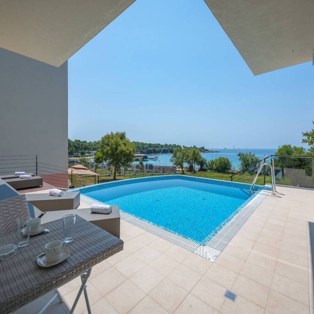 Villa Cedar - Fully Equipped Villa With 4 big Rooms for 8 Guests and a Seaview