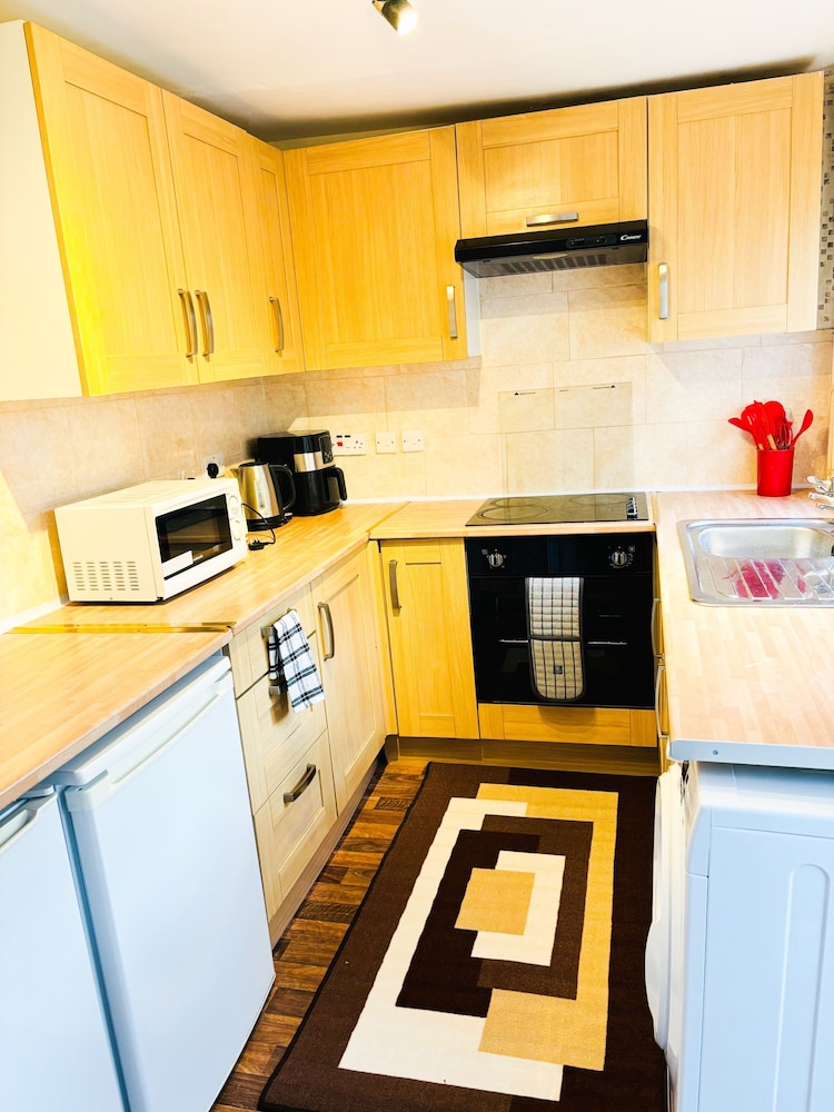Convenient Home - Sleeps 6 - Parking - Garden