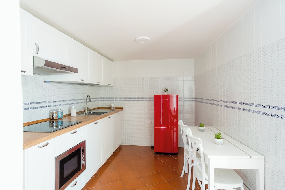 DIPINTO APARTMENTS