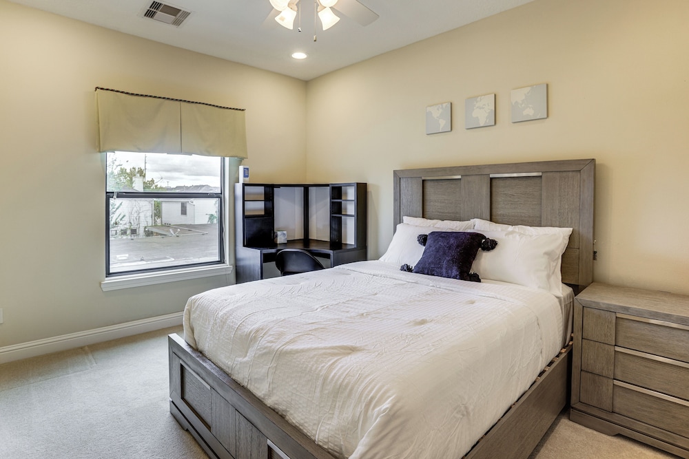 Walk to Shops & Eats: Family Retreat in Houston