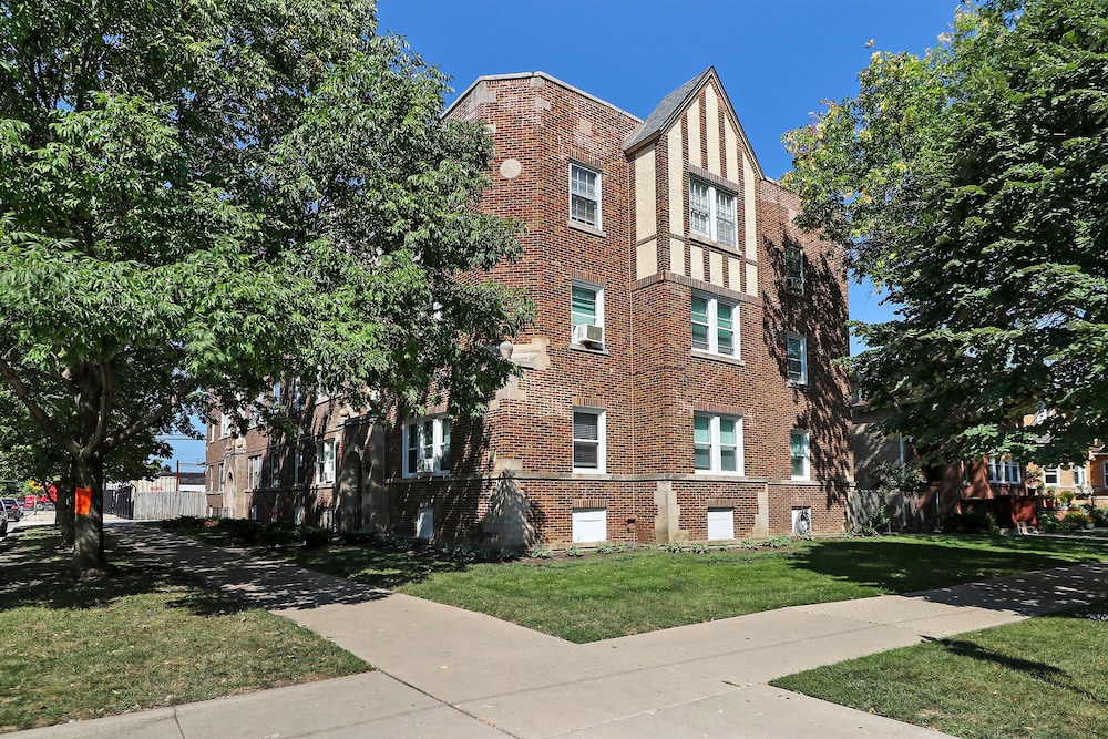 Contemporary Cragin 1BR Apt in Lockwood view 3
