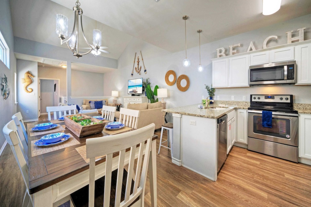 Sleeps 29, 3 Homes Beachside Resort Pool, Walk to the Beach