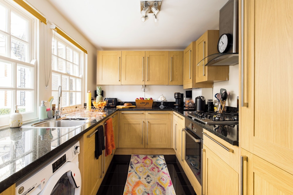 Mayfair 9-bed Townhouse - Sleeps 16, Patio & Ac