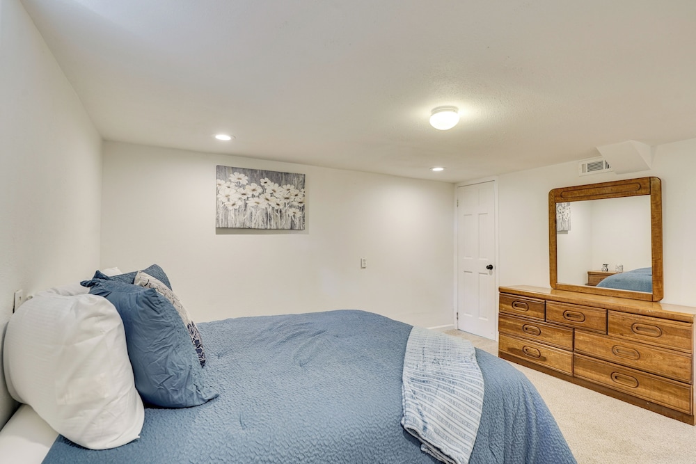 Group Getaway w/ Fenced Yard & Pool Table in Wrens