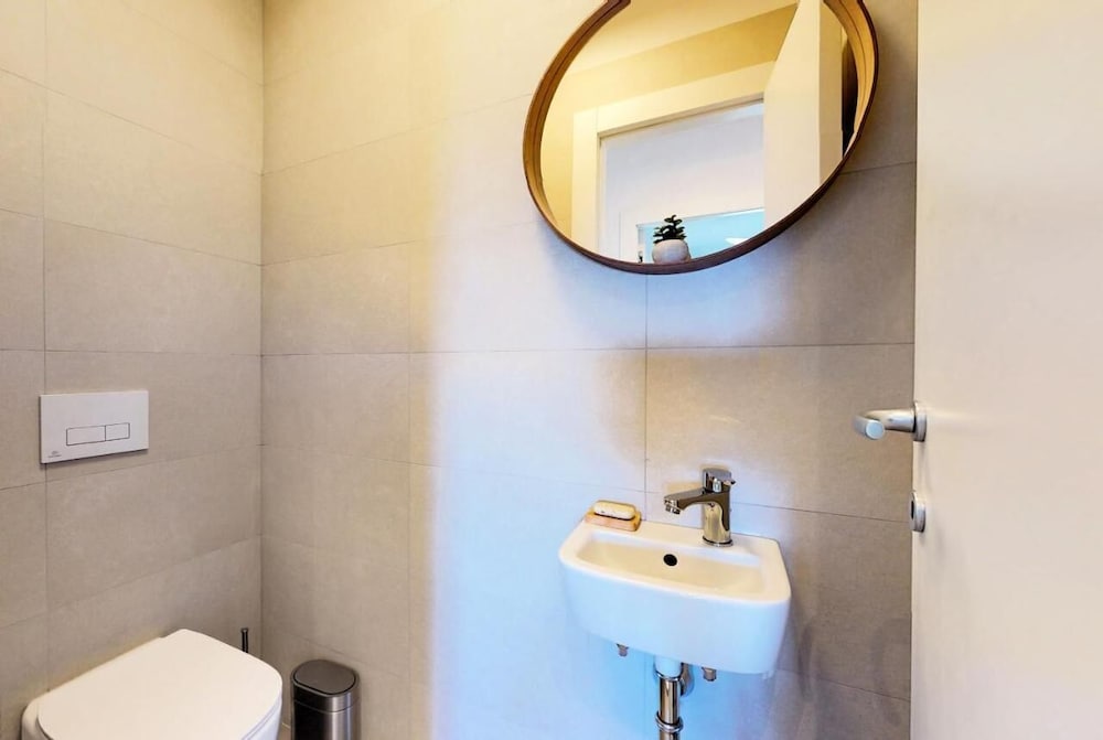 Mika's 2-Bedroom Seaview Flat & Parking