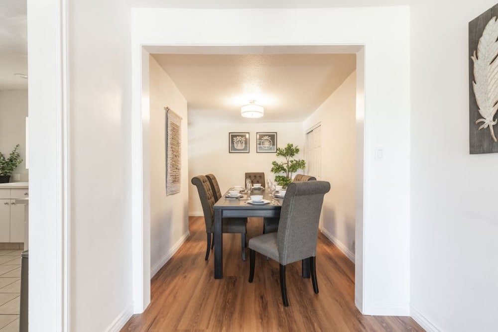 Charming Spacious Home - Modern Comforts Prime Location