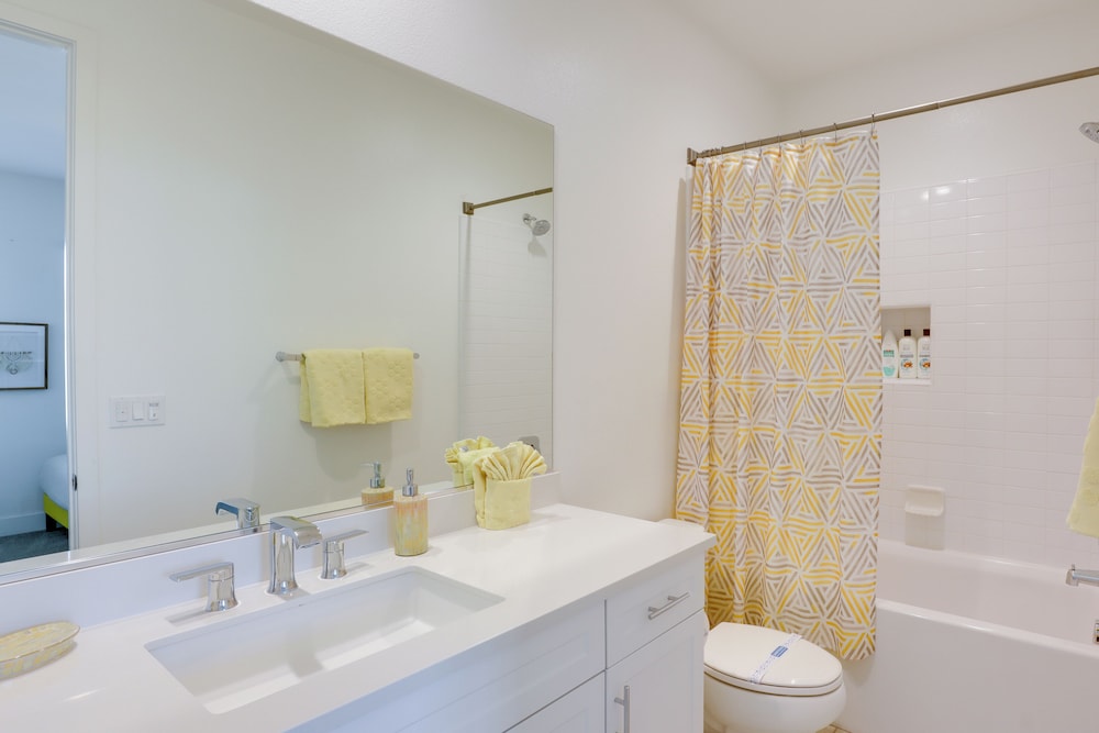 2 Mi to Fantasy Springs Casino: Lakefront Retreat!