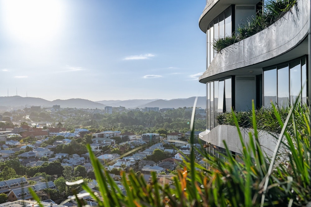 City Escape With Balcony & Resort-style Amenities