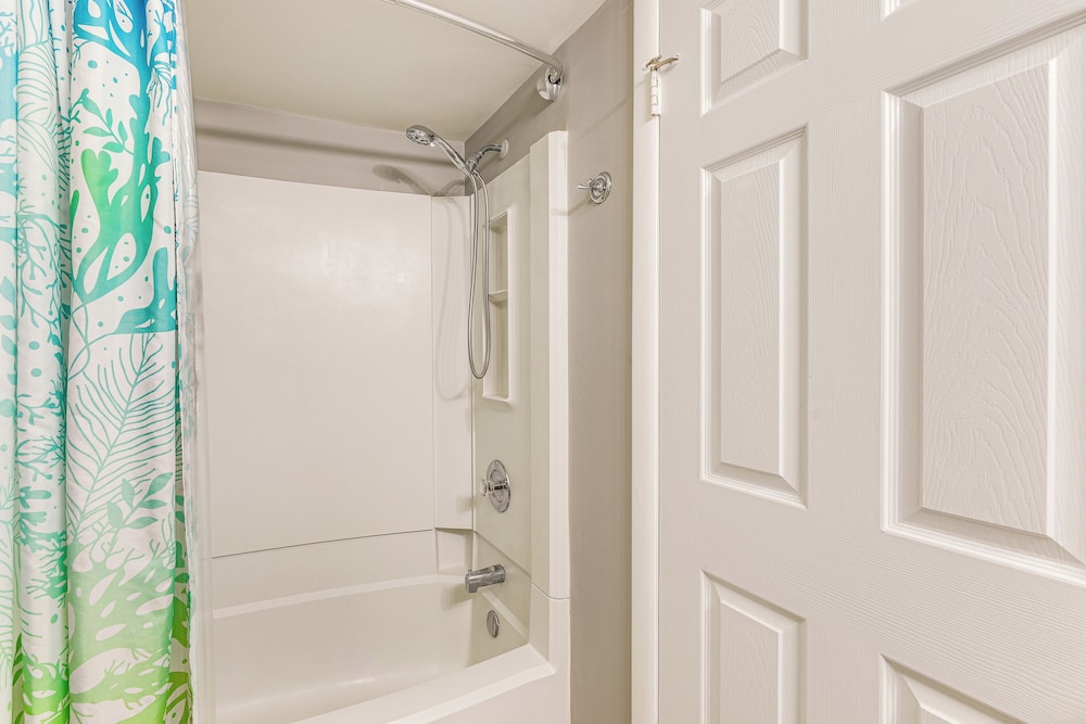 2 Mi to Rehoboth Beach: Condo w/ Pool Access!