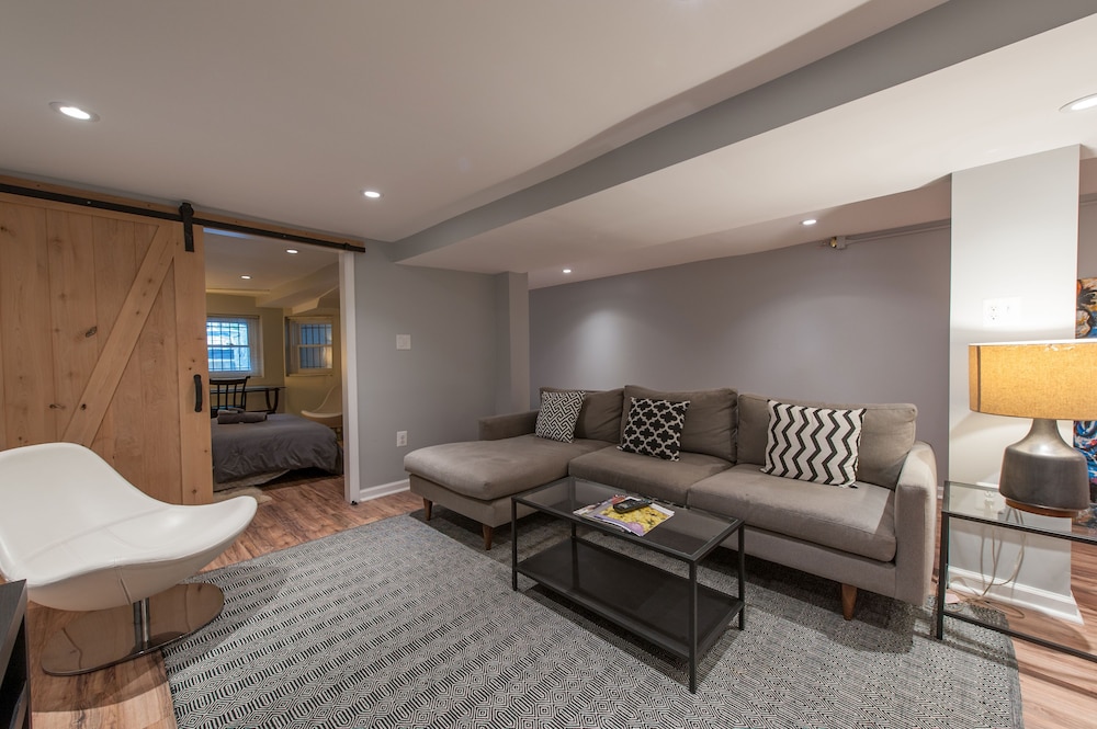 Honey Suite - Luxury Bed - Peaceful and Quiet Central D.C. view 3
