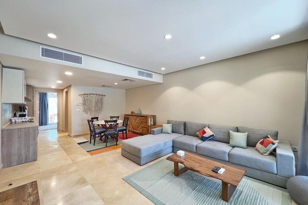 Xuru Stays I Exotic 1bdr w/ Outdoor Terrace Pool & Beach Access