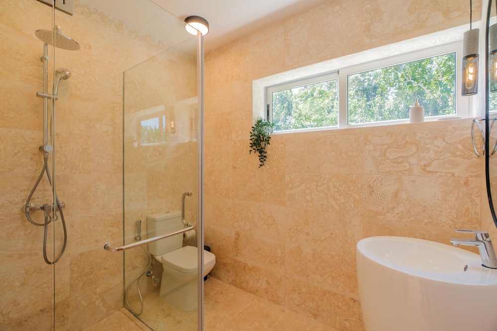 Modern 6 BDR Golf Front Villa in Luxury Beach Resort w Pool and Heated Jacuzziz