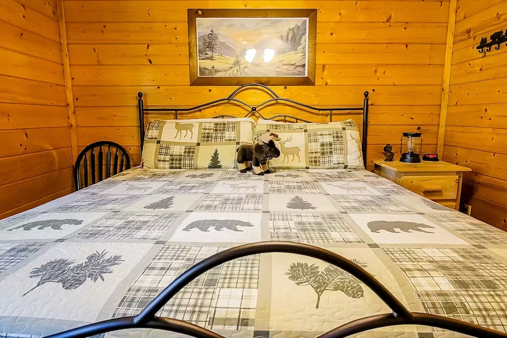 Cozy Cabin w Game Room hot tub Creek