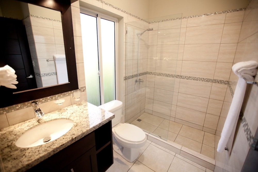Stylish 3 bedroom w/ covered BBQ area by the pool