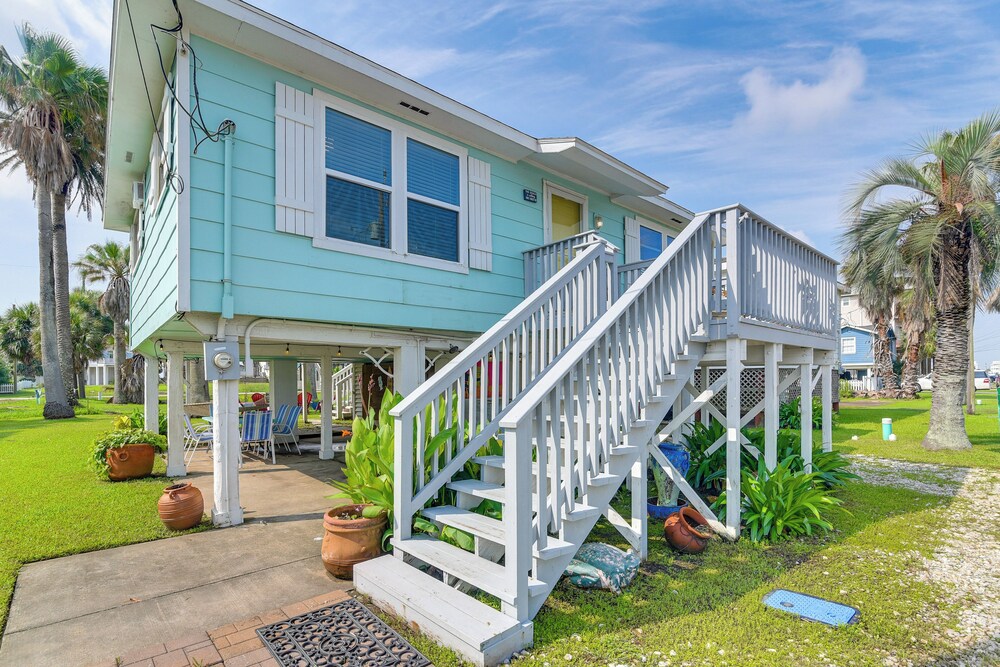 Walk to Beach: Galveston Family Getaway w/ Patio