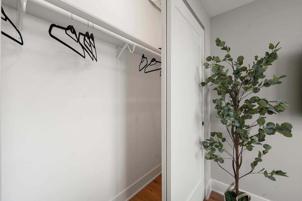 Edgewater Gem Stylish 2BR Apartment Near Lake