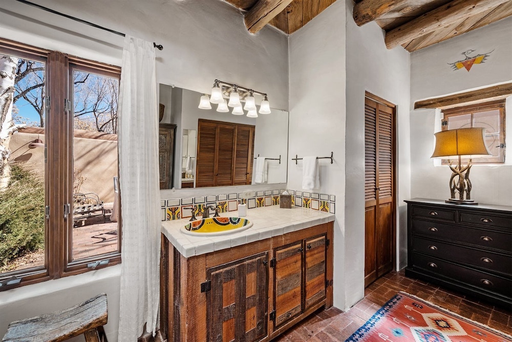 Garcia St. Adobe - Historic District, Close to Canyon Road, Three Master Bedrooms, Great Outdoor Space
