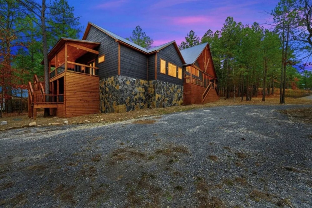 Whispering Winds Luxury Cabin in Hochatown
