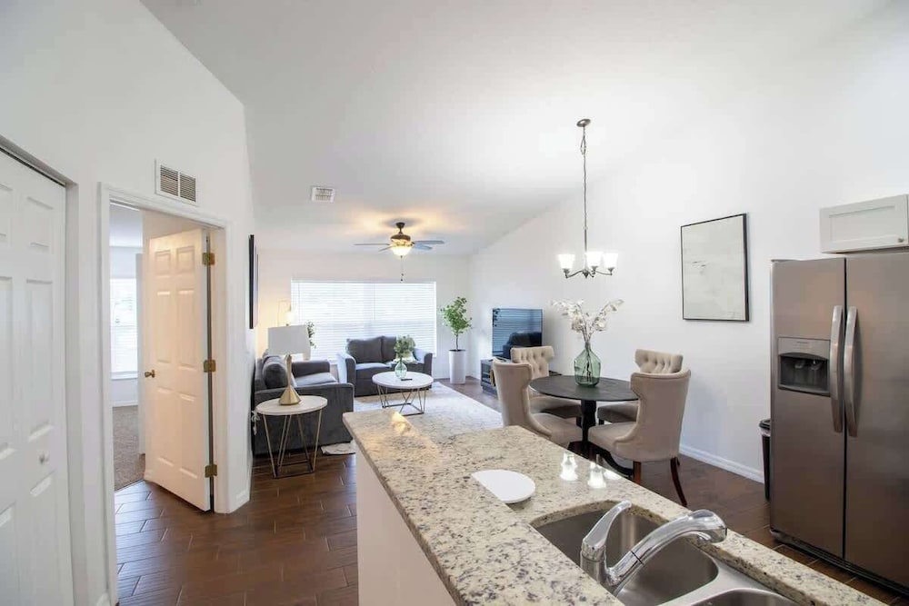 Entire Modern Home in Dade City