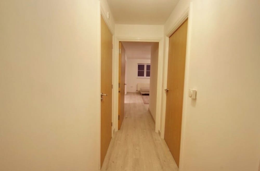 2 Double Bed Flat, En-suite, Top Floor, With Private Parking