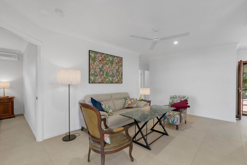 3-bed Family Home With Pool & BBQ by the Beach