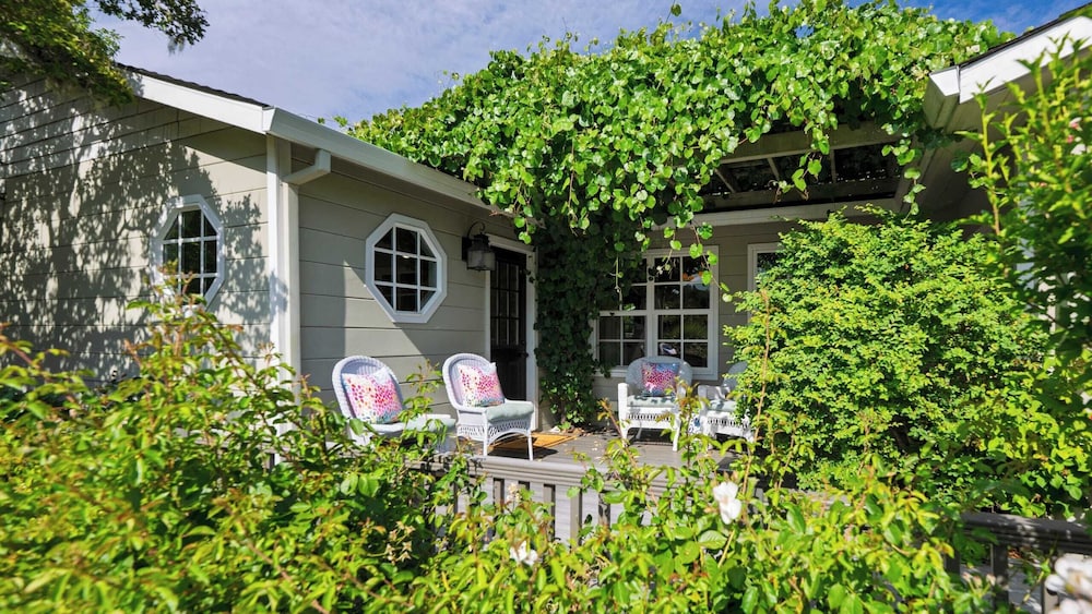 Glen Ellen Escape 5BR Retreat w/ Pool, Hot Tub, Hammocks & Vineyard Views