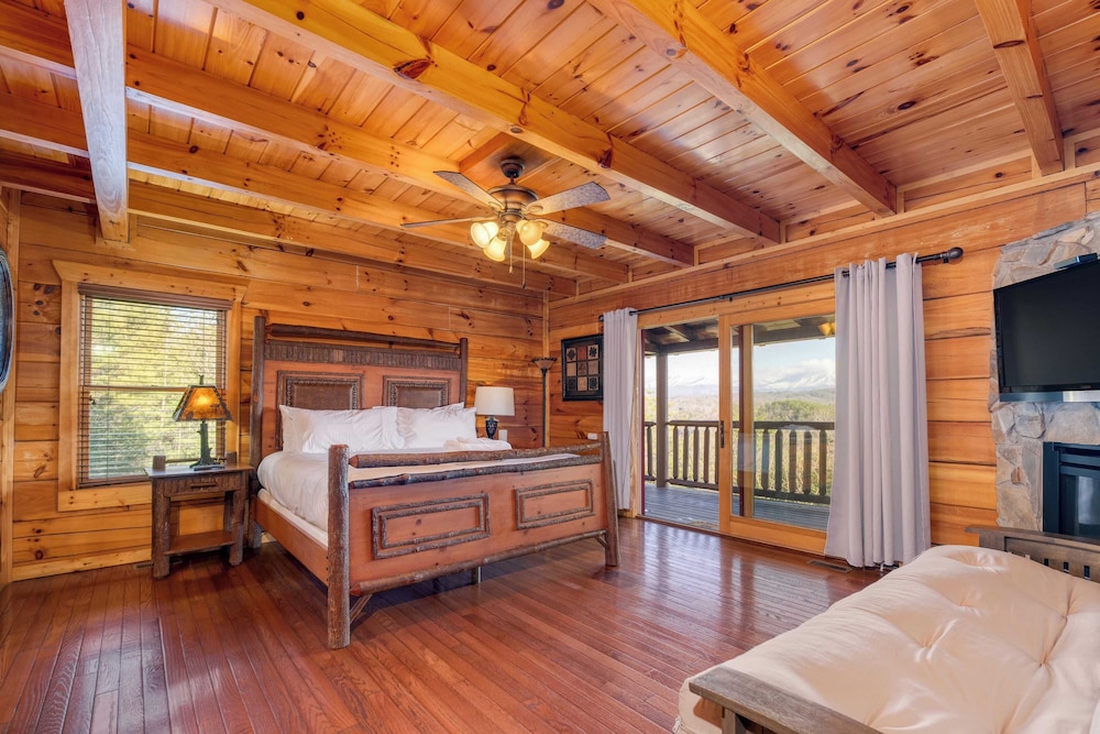 Luxury Cabin w/ Elevator, Theater & Hot Tub Near Dollywood Smoky Vista Lodge