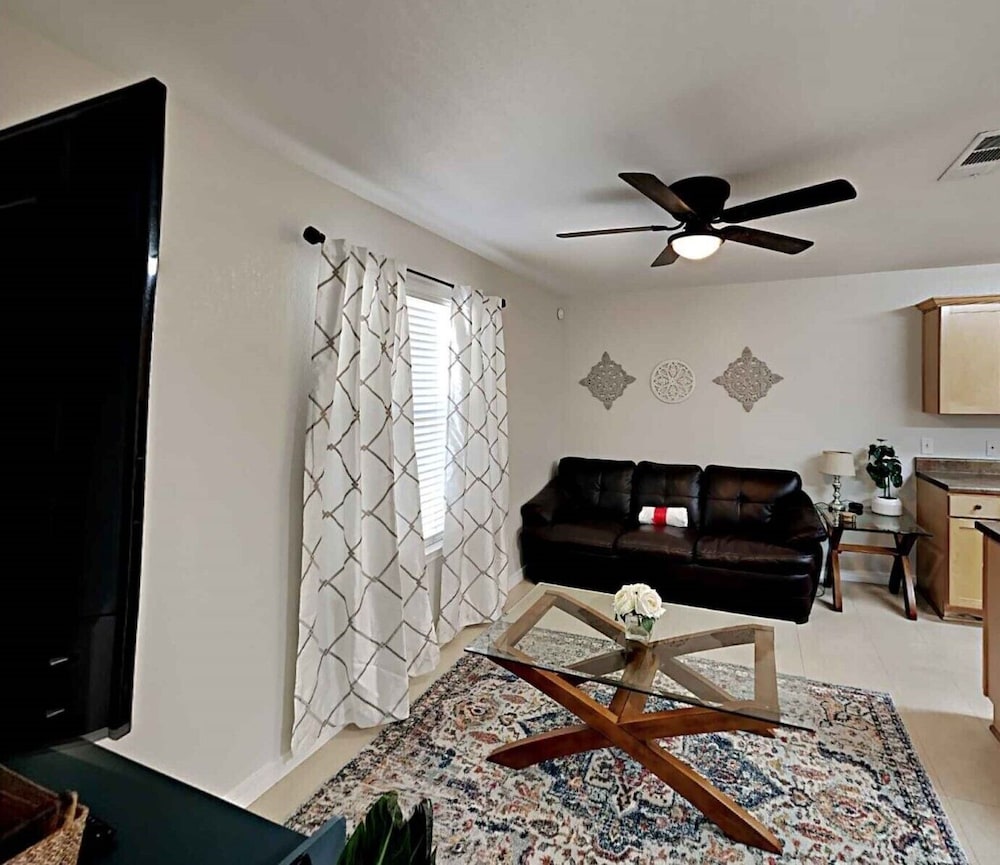 Cozy East Hill Getaway, photo 11