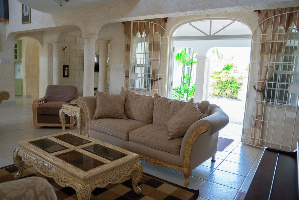 Marzalea 4 bd Villa by Zenbreak