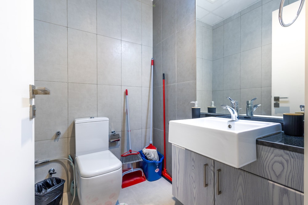 SuperHost - Comfort 1BR Centurion Onyx Retreat with Balcony