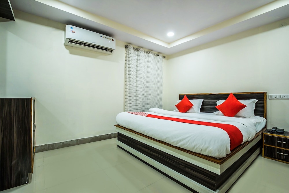 OYO 12973 Hotel Crystal