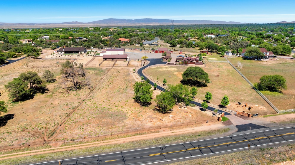 Zebra Ranch 2-br Tiny Home Mtn View Trails Brbq