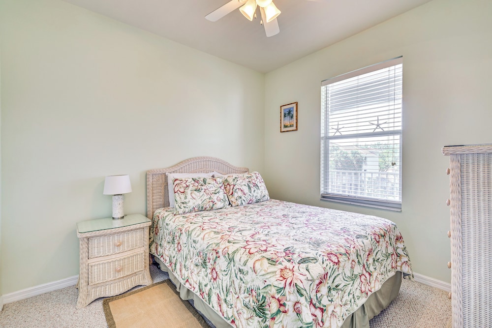 Sleek Naples Condo w/ Balcony: Snowbirds Welcome!