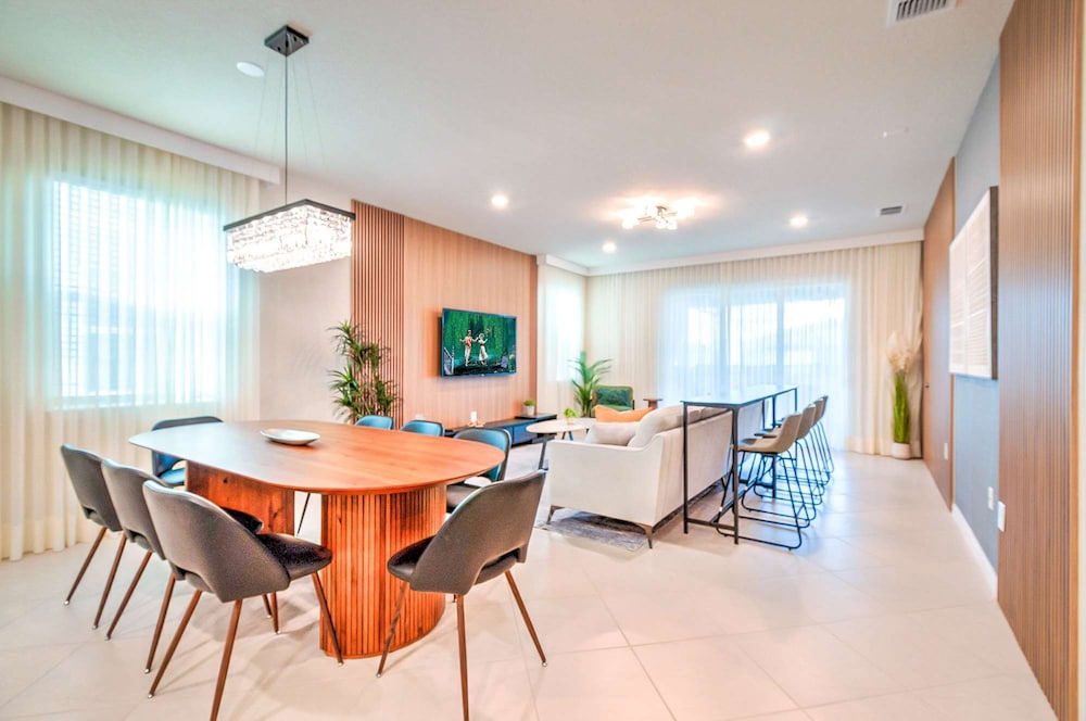 16239 7BR Stunning Home For Your Family Vacation