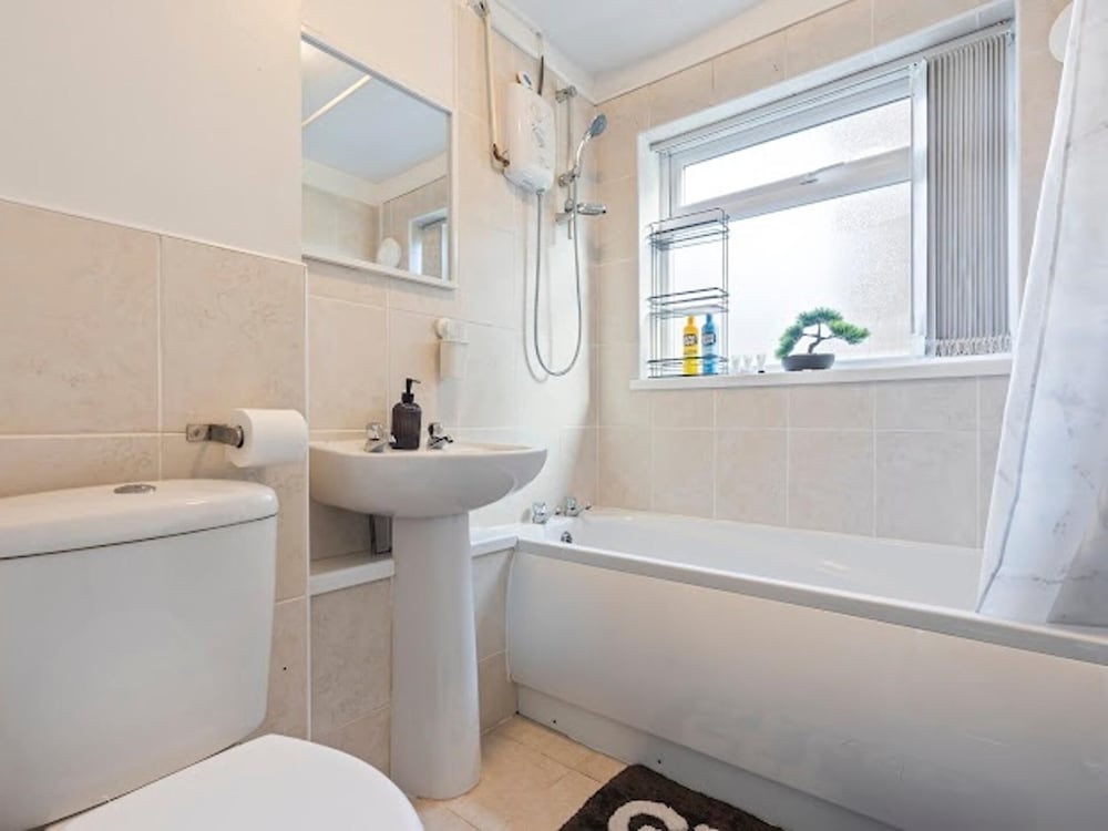 1 Bedroom Apartment Sleeps 4, Free Parking, Tv