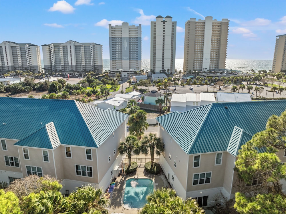 Sailors Cove: 5-bedroom, 4.5 Baths, Sleeps 12! Steps Away From the Beach!