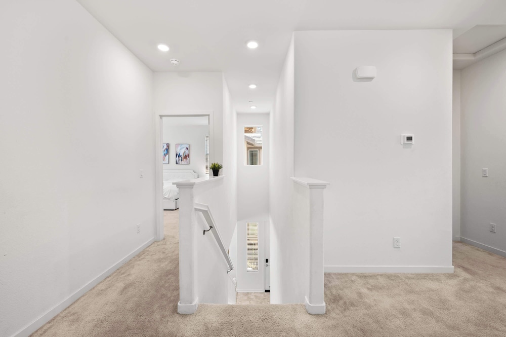 Sunny & Stylish Near LA 4BR Home w Desks & Lounge