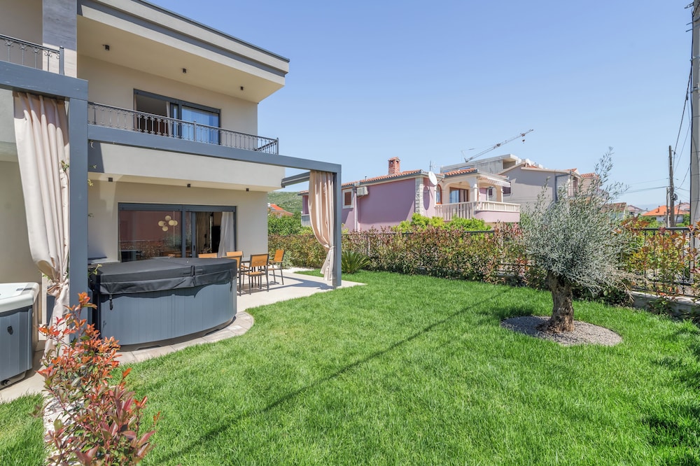 Villa Trixie - Green Garden Villas