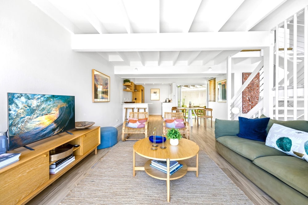 2-bed Coastal Haven With Pool by Sunshine Beach