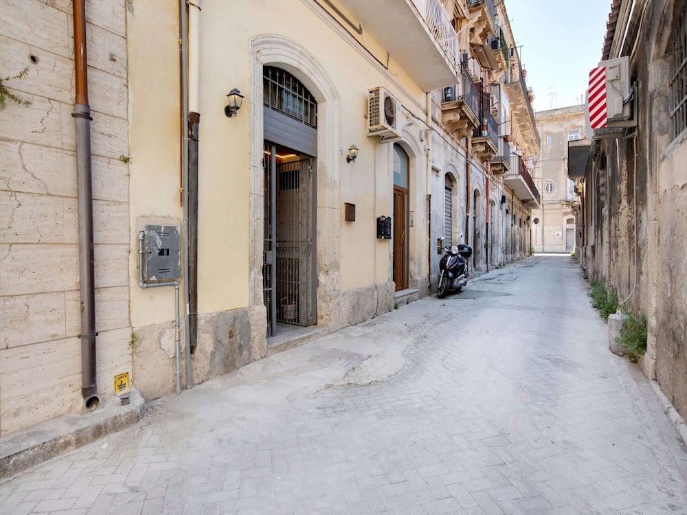 Cozy Apartment in Siracusa near Sea & City Center view 4