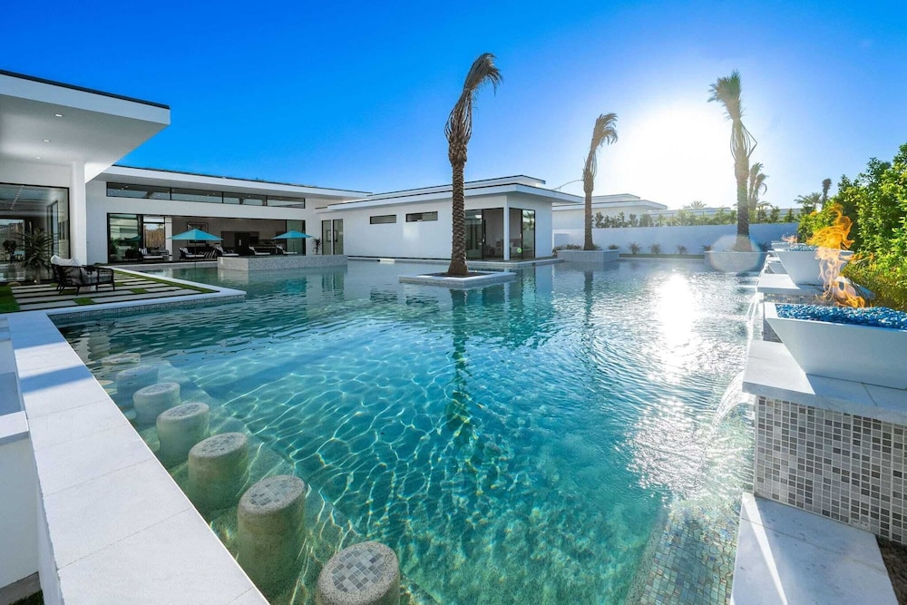 Sleeps 20 Spacious Retreat Pool & Hot Tub Retreat Bravo Villa #4 by Avantstay