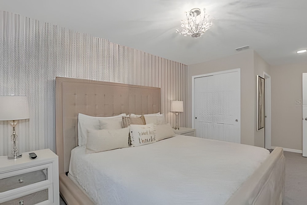 Luxury 5-bed Home With Private Splash Pool