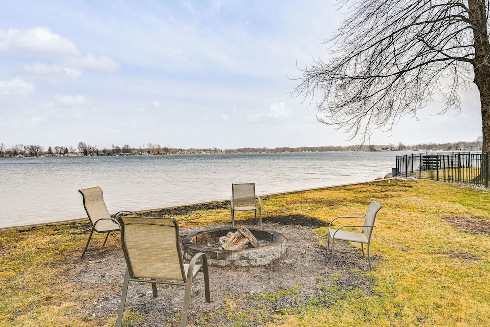 Views, Swimming & Family Fun: Chapman Lake Retreat