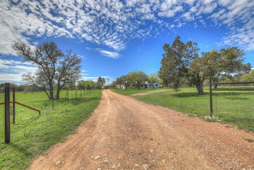 Family-friendly Hill Country Retreat Sleeps 11 + Hot Tubs