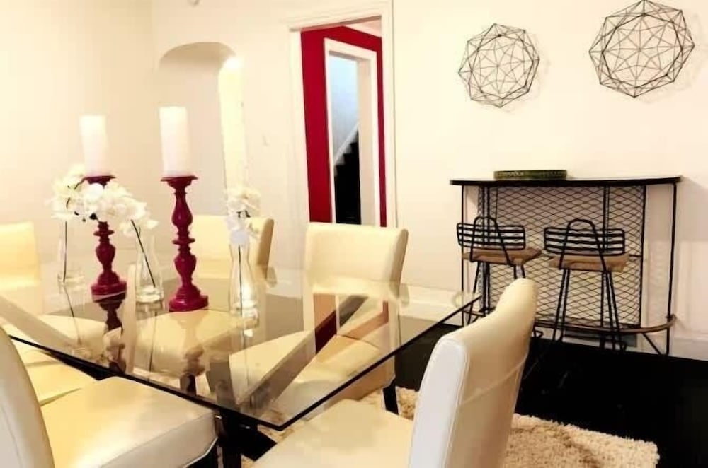 Spacious 5br Sleeps 10 University District 5 Bedroom Home