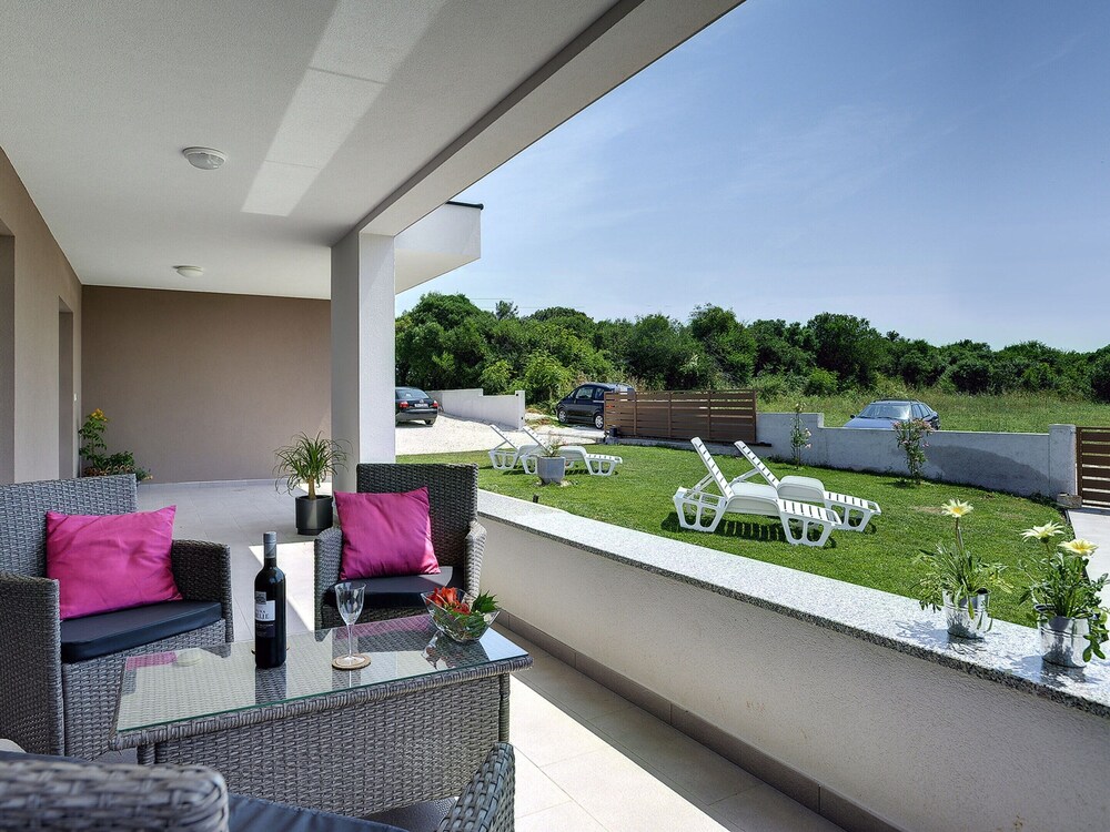 Modern Villa in Pula With Garden