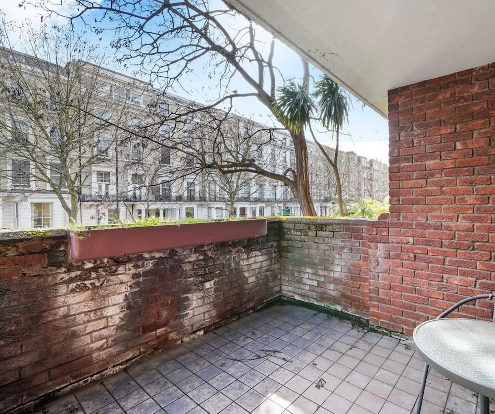 Extensively Roomy Bright 1 Bedroom Apartment view 4