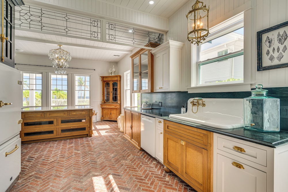 Luxe Pine Island Living: Historic Old Florida Gem!