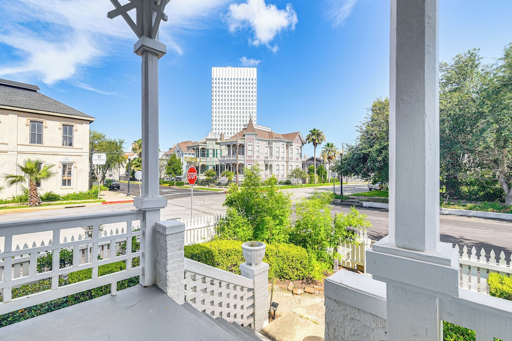 1 Mi to Beach: Historic Retreat in Galveston